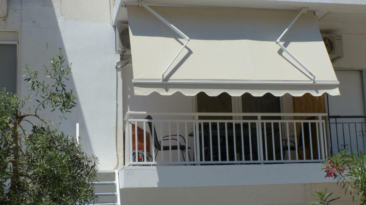 White Apartment 70M From The Sea Néa Péramos Eksteriør billede